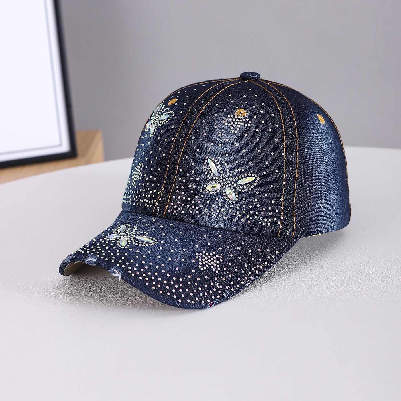 Men's And Women's Style Butterfly-shaped Diamond-studded Vintage Beveled-edge Minimalist Luxury Chic Baseball Cap